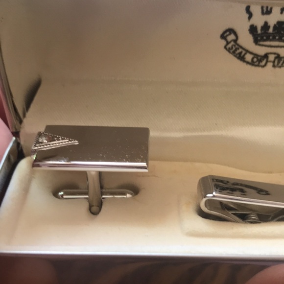 Gently used SWANK cufflinks with tie bar - Picture 2 of 8